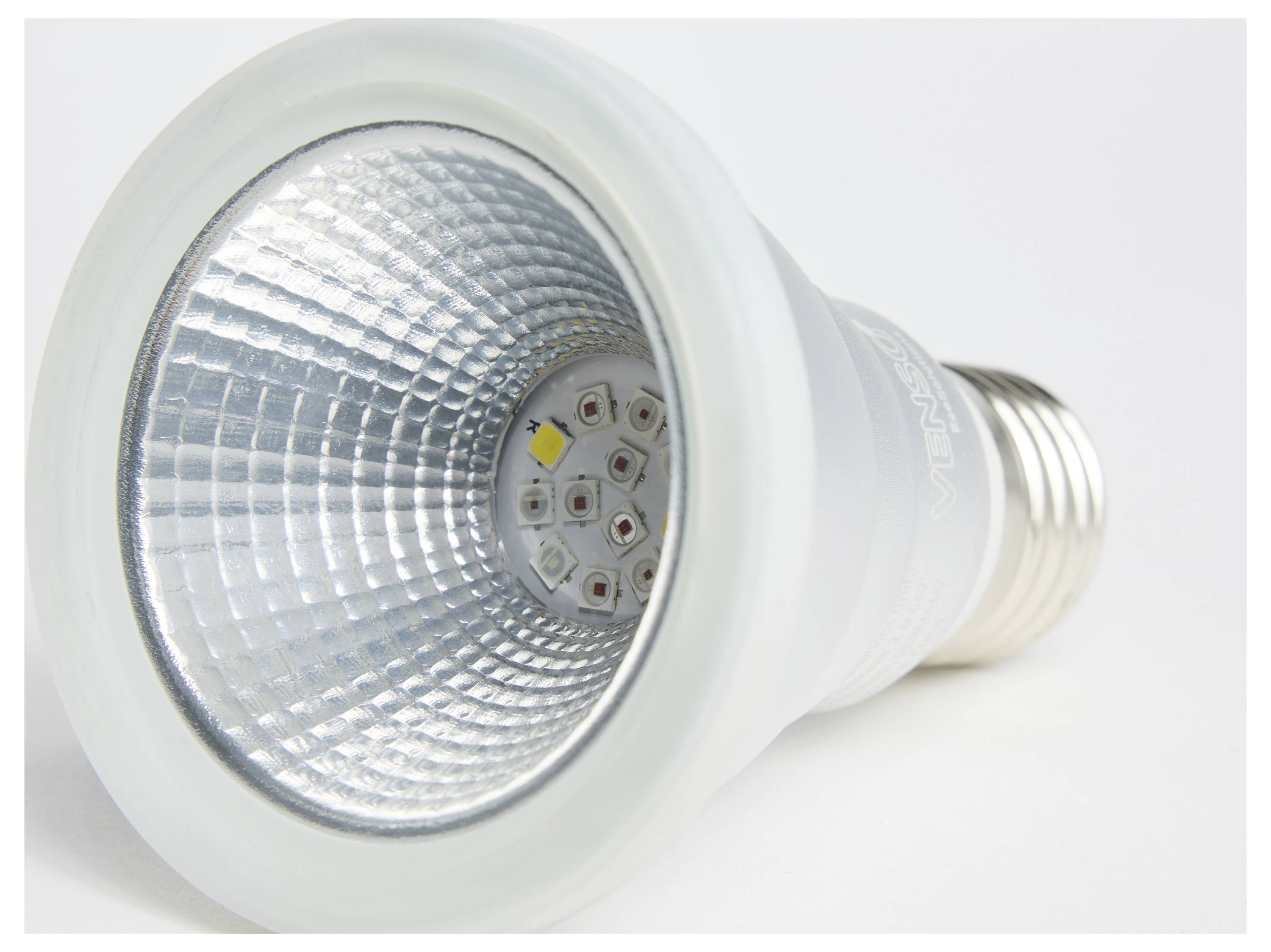 LED žiarovka na úsporu energie, zobrazuje štruktúru reflektora a usporiadanie LED diód, vhodná pre moderné osvetľovacie koncepcie.
