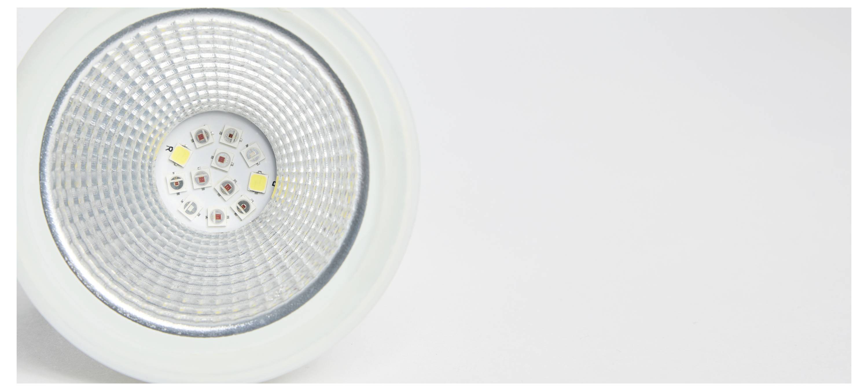 LED-lampa nesvieti, zobrazuje puzdro a svetelné diódy v detailnom zábere na bielom pozadí.
