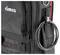 Čierny pracovný ruksak s červenými švami a viacerými vreckami na zips. Kruhový kábel je pripevnený na slučke.