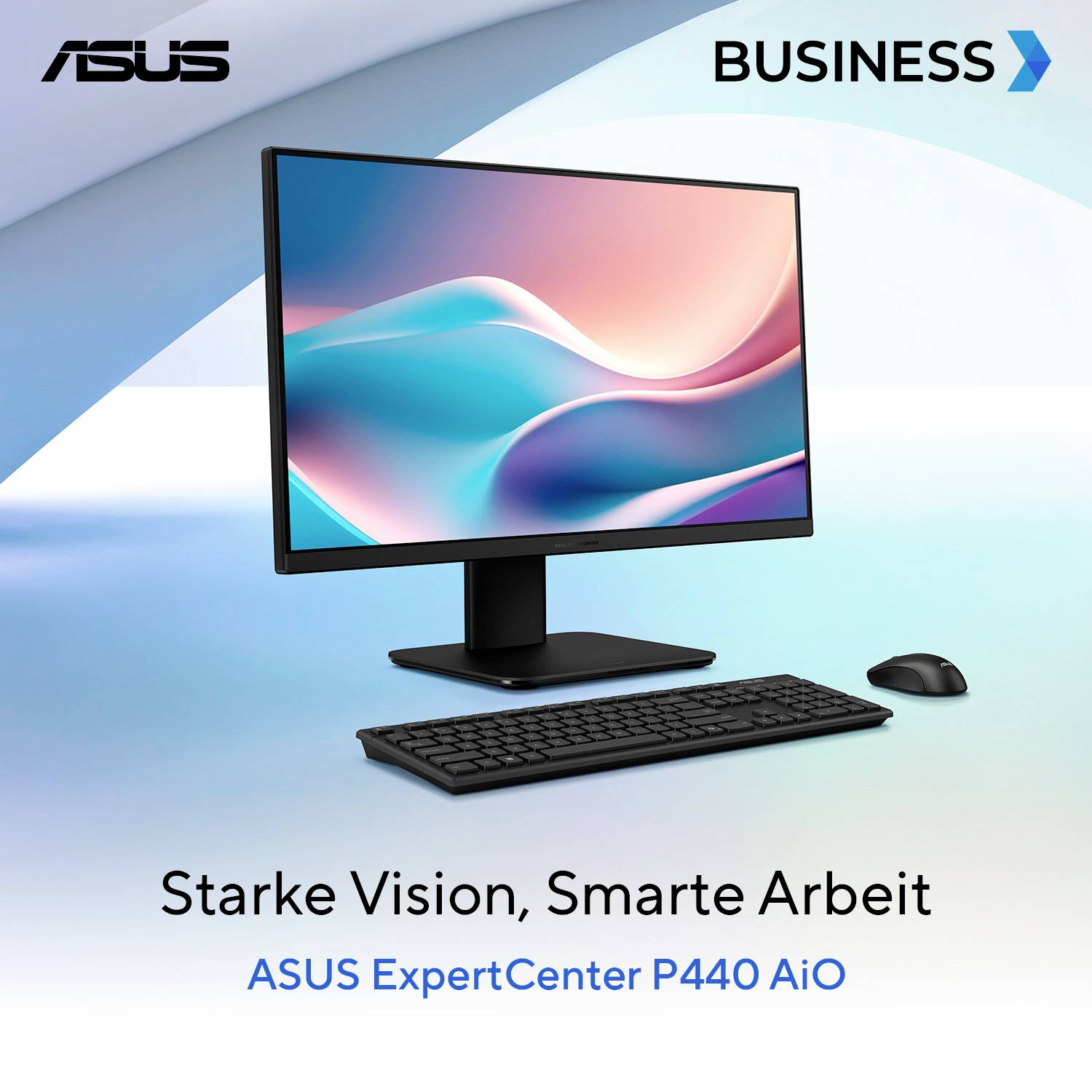 Počítačová zostava s monitorom, klávesnicou a myšou prezentuje ASUS ExpertCenter P440 AiO pre podnikateľské použitie, podporujúca produktivitu.