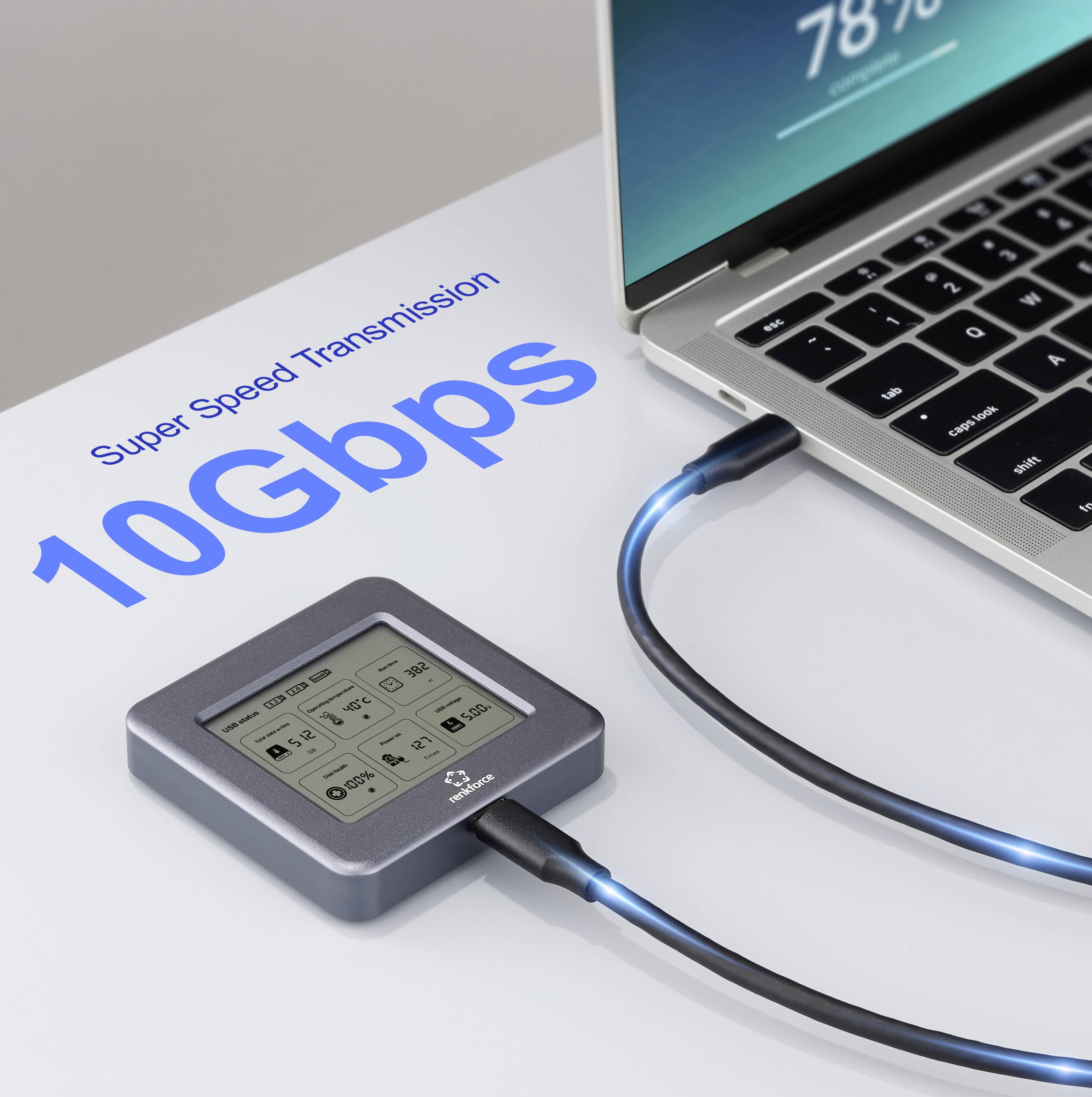 Laptop pripojený k zariadeniu pomocou svetelného kábla. Zariadenie zobrazuje prenášané dáta. Text znie "Superrýchlostný prenos 10Gbps".