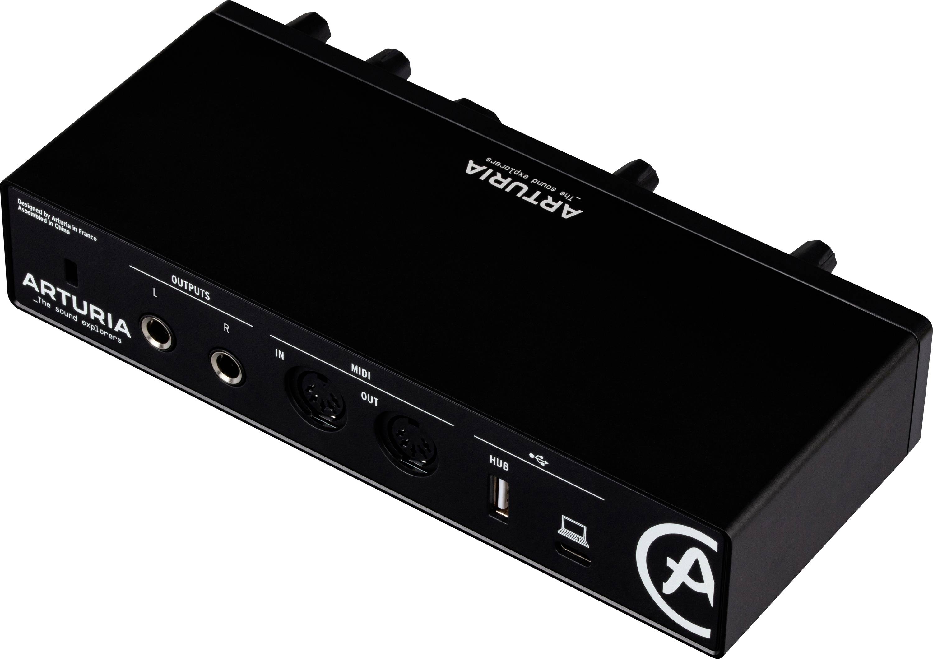 Čierne audio rozhranie Arturia s viacerými pripojeniami, vrátane MIDI vstupov a výstupov, USB pripojenia a audio výstupov.