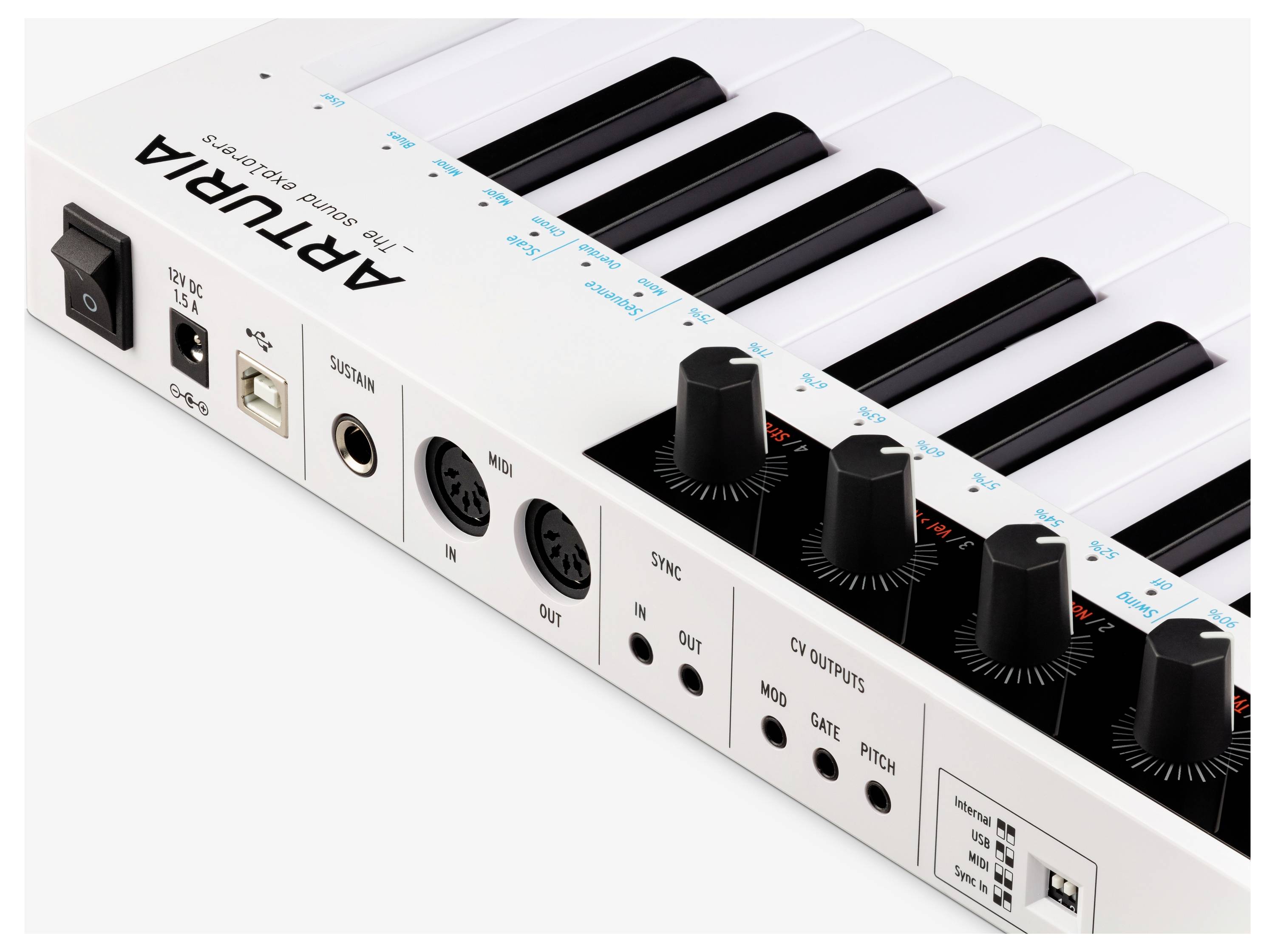 Biele MIDI klávesy s čiernymi klávesmi a regulátormi. Ponúka rôzne možnosti pripojenia, vrátane USB a MIDI.