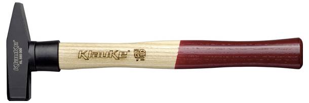 Kladivo s drevenou rukoväťou a čiernou kovovou hlavou, položené horizontálne. Na rukoväti je vytlačený názov značky 'Knipex'.