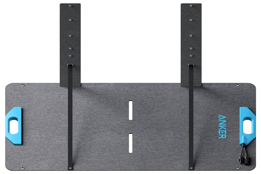 Kovový stojan na plátno, ktorý podopiera modrým lemovaním tablet v horizontálnej polohe, pohľad zboku.