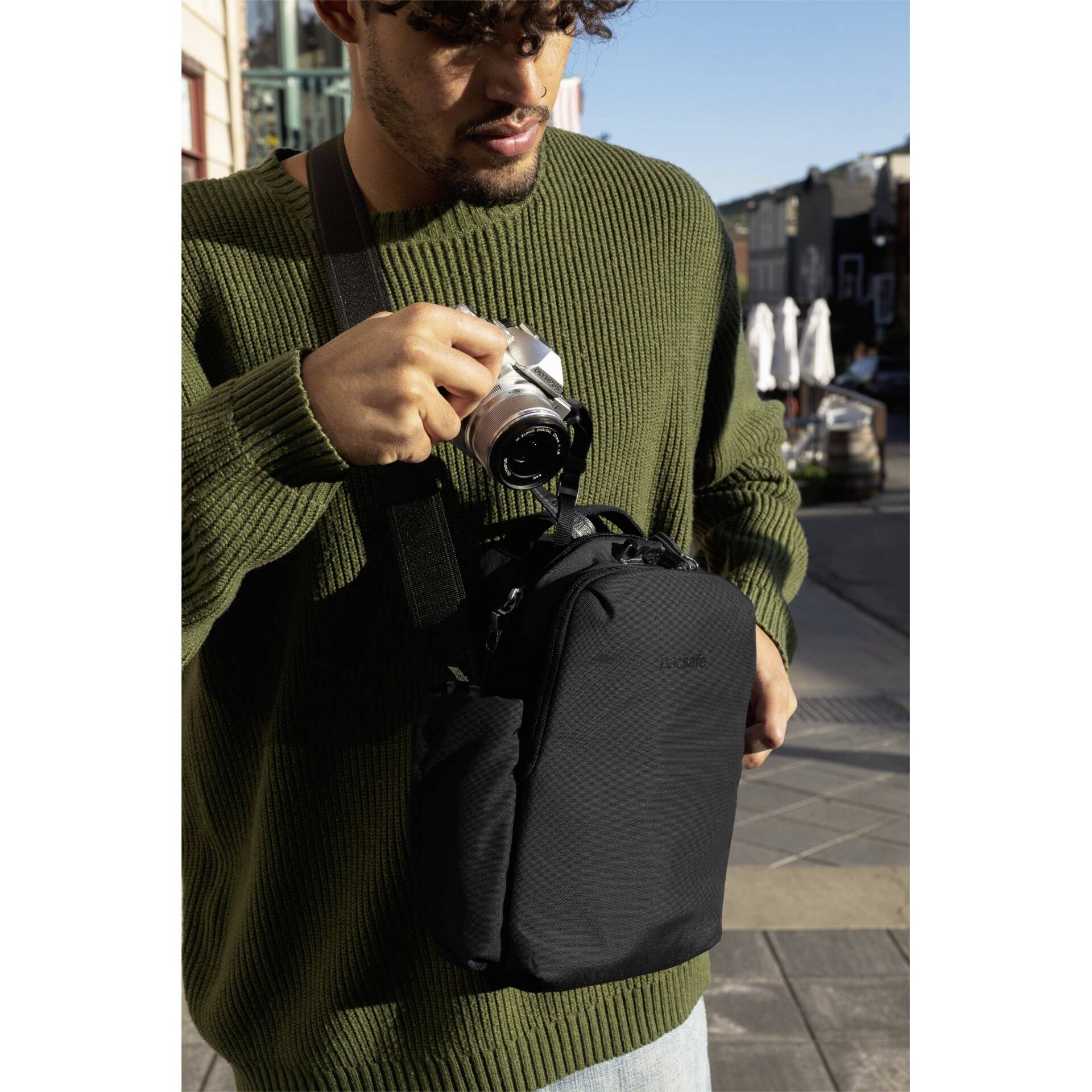 Pacsafe taška na notebooky V Tour Crossbody schwarz Max. veľkosť: 27,9 cm (11") čierna-14