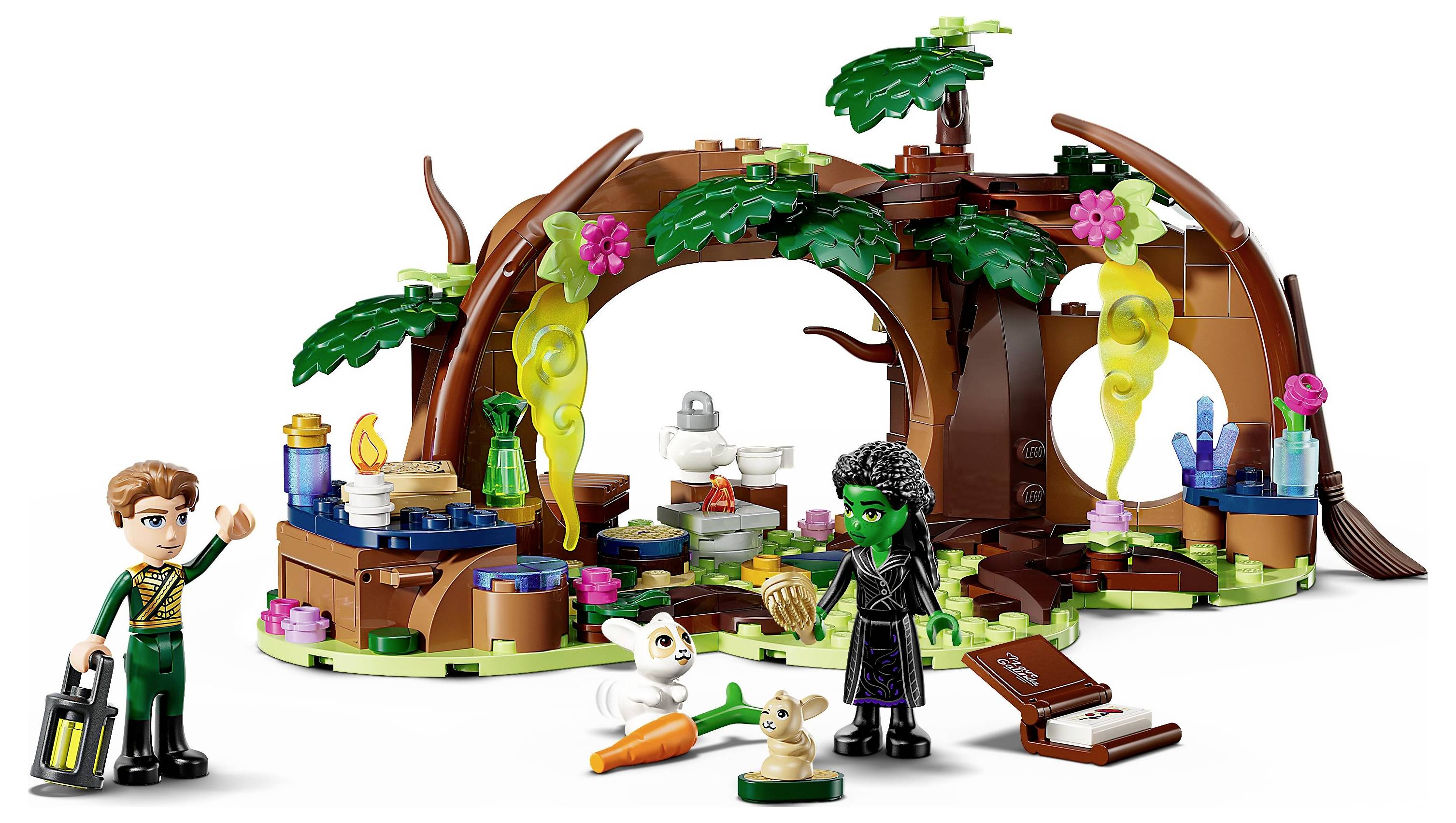 Fantázijná LEGO súprava znázorňujúca domček na strome so zelenofarebnou postavičkou, osobou držiacou lampáš, sovou a rôznymi mystickými predmetmi.