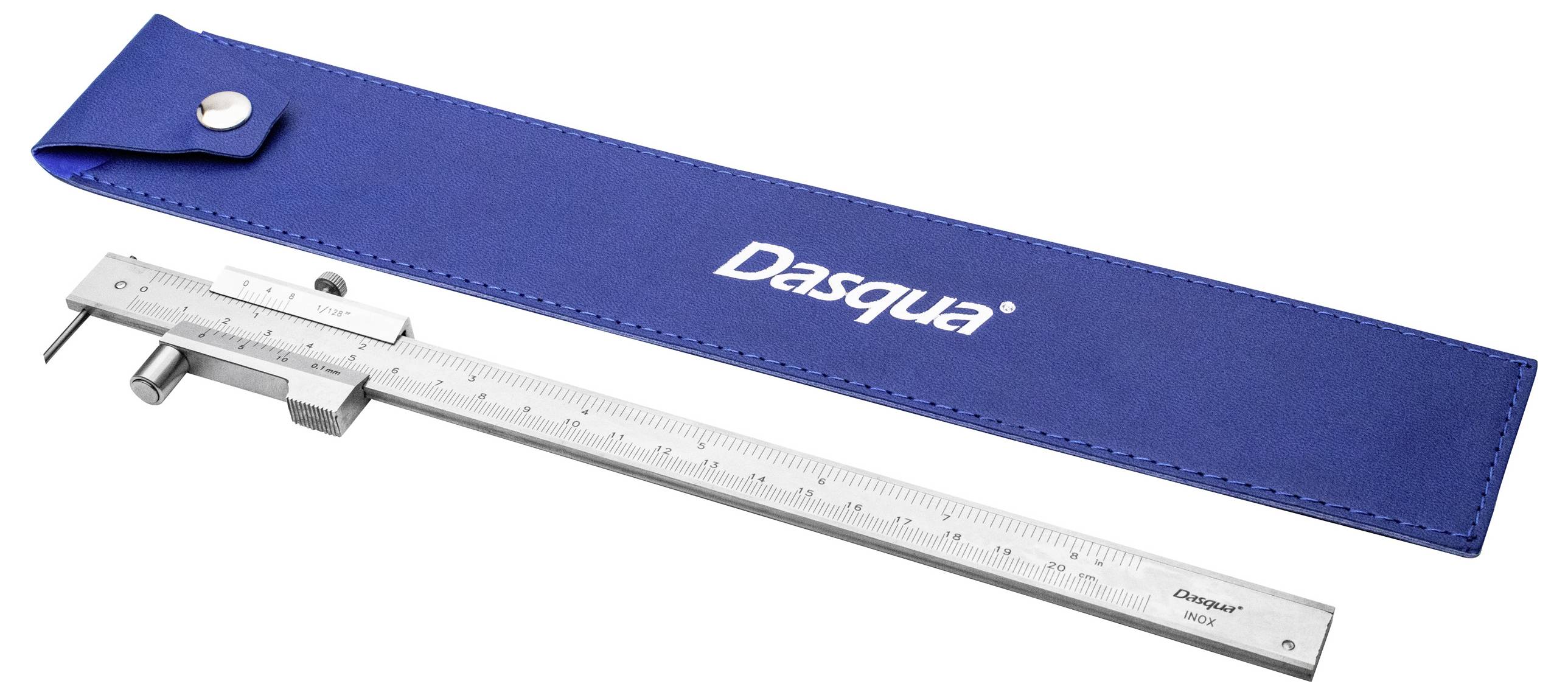 Kovové meradlo kaliber umiestnené vedľa modrého ochranného puzdra s nápisom "Dasqua". Kaliper má posuvnú stupnicu pre presné meranie.