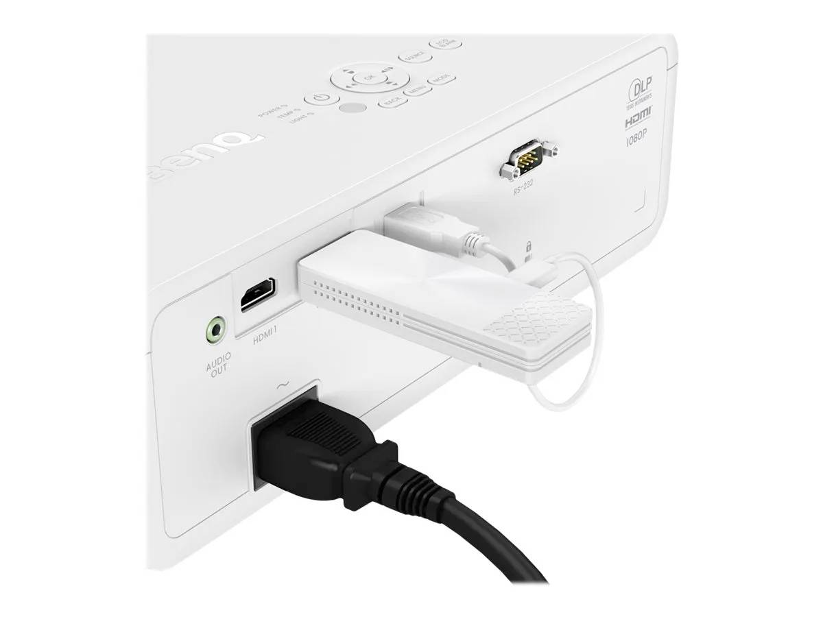 Zadná strana projektora zobrazujúca HDMI a VGA porty s pripojenými káblami pre výstup videa a audia.