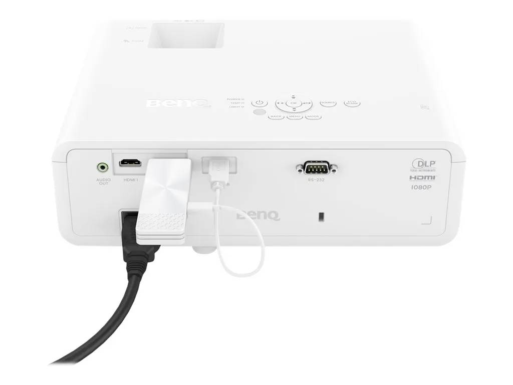 Biely projektor s viacerými portami na zadnej strane, vrátane HDMI, VGA a zvukového vstupu. Pripojený k USB kľúču a napájaciemu káblu.