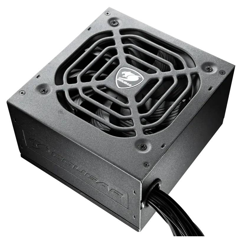 Čierna počítačová napájacia jednotka s chladiacim ventilátorom na vrchu, označená logom. Z boku sa tiahne niekoľko káblov.