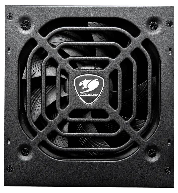 Počítačový napájací zdroj s viditeľným ventilátorom a čiernou kovovou mriežkou. Logo 'COUGAR' je vycentrované na mriežke.