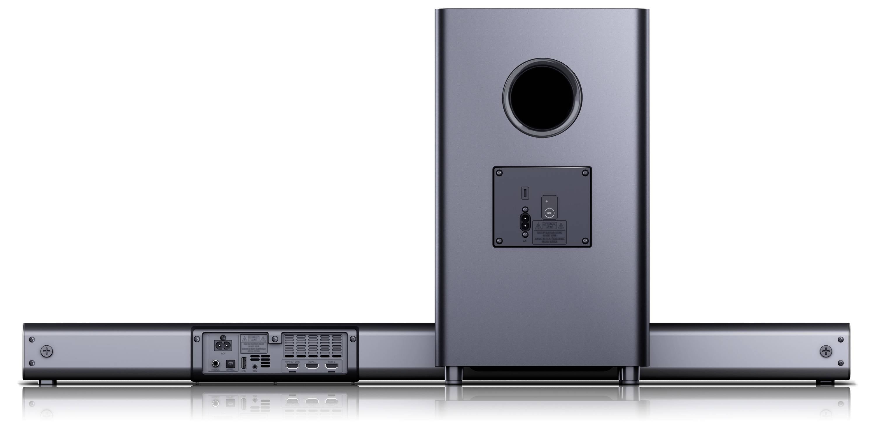 Elegantný audio systém s čiernym subwooferom a horizontálnym soundbarom, zobrazujúci konektory a porty zadného panela, na bielom pozadí.