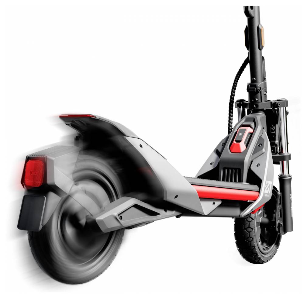 Dynamický obraz elektrického skútra v rýchlom pohybe, kde je zadné koleso rozmazané, čo naznačuje rýchlosť a dynamiku. Skúter má farebnú kombináciu červenej a sivej.