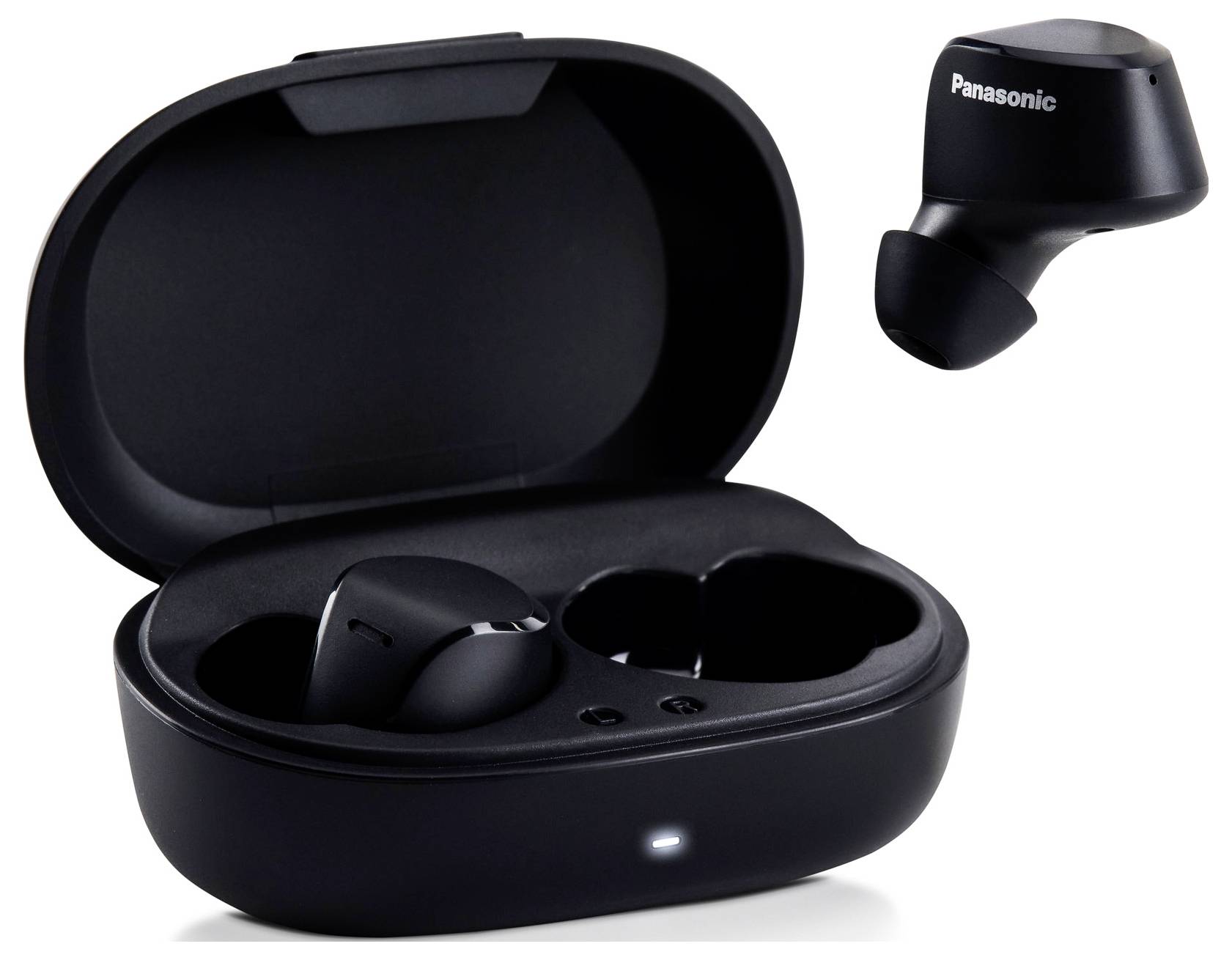 Čierne bezdrôtové slúchadlá v otvorenom nabíjacom puzdre a jeden earbud vonku. Púzdro aj slúchadlo zobrazujú logo 'Panasonic'.
