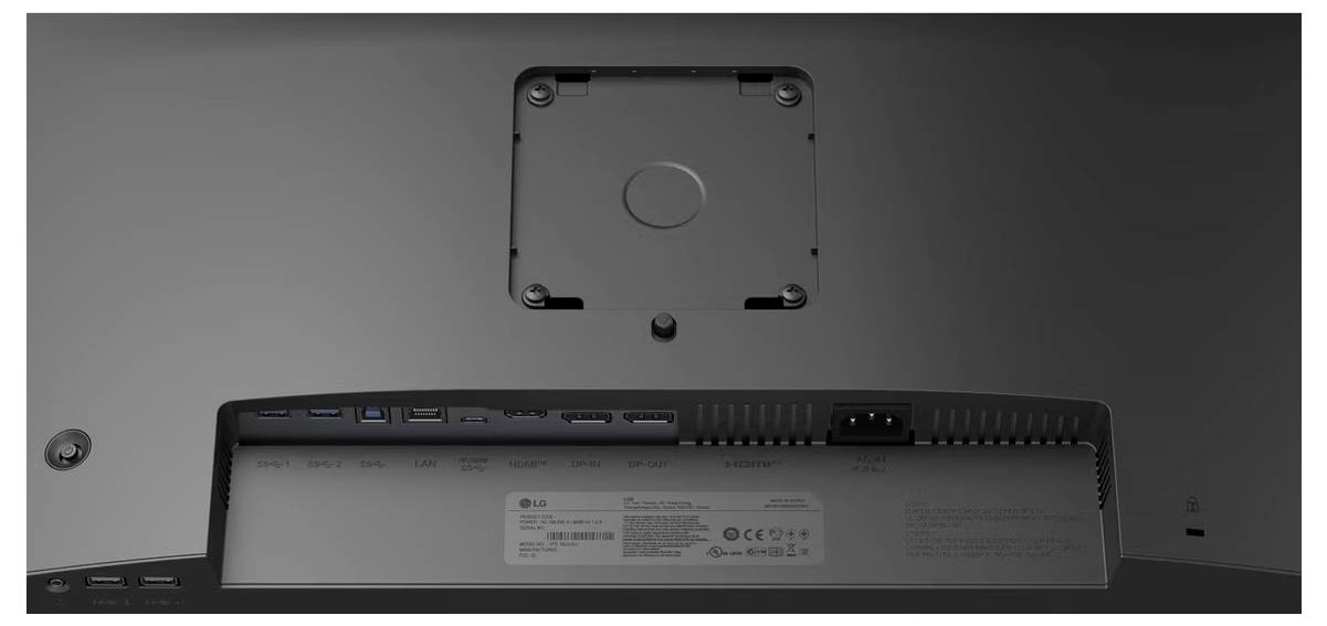 Zadný pohľad monitora zobrazujúci porty vrátane HDMI, USB a napájacieho vstupu. Konzola na pripevnenie na stenu je viditeľná, stojan nie je pripojený.