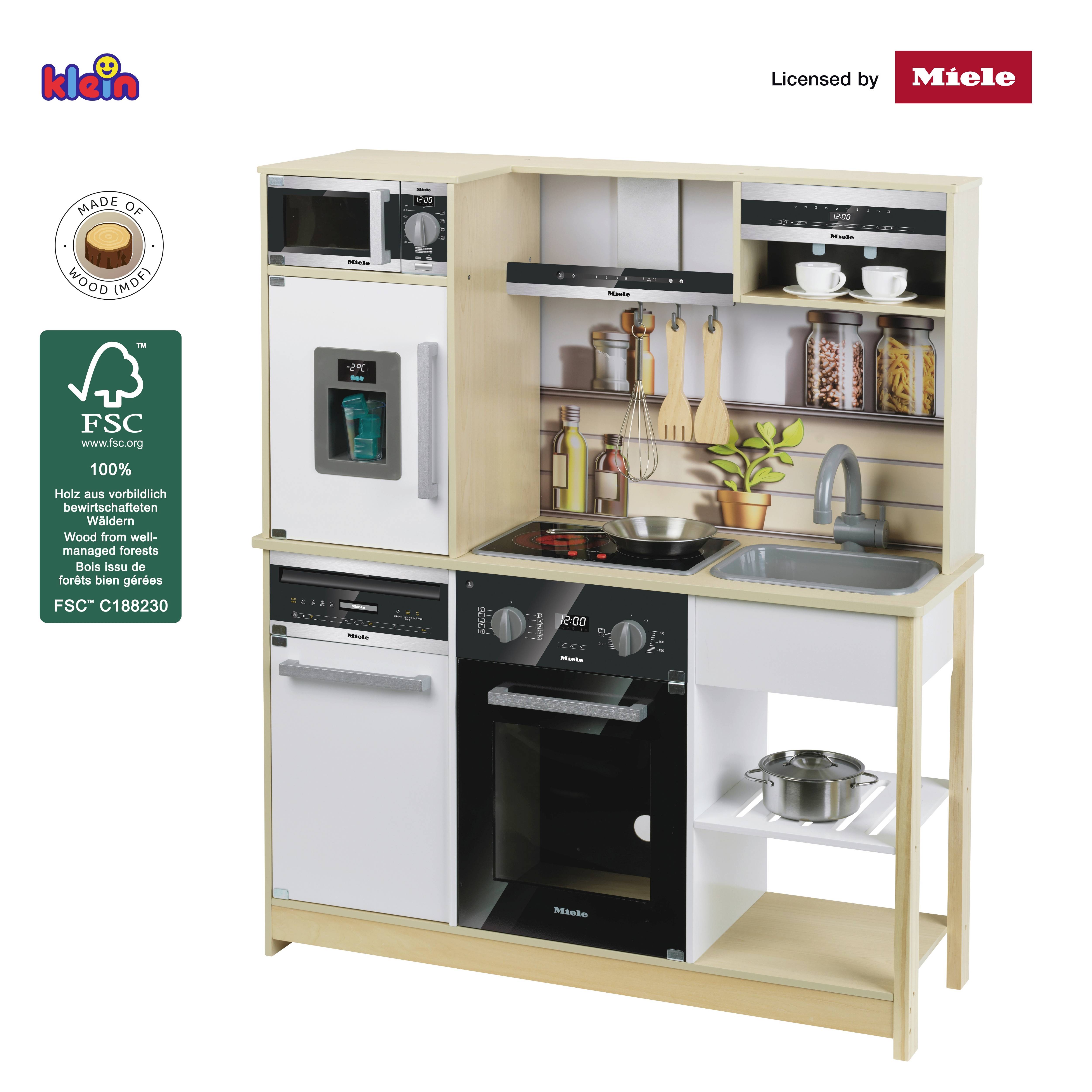 Detská kuchynka s dreveným povrchom, vrátane rúry, sporáku, chladničky, drezu a políc. Licencovaná spoločnosťou Miele, certifikovaná FSC.