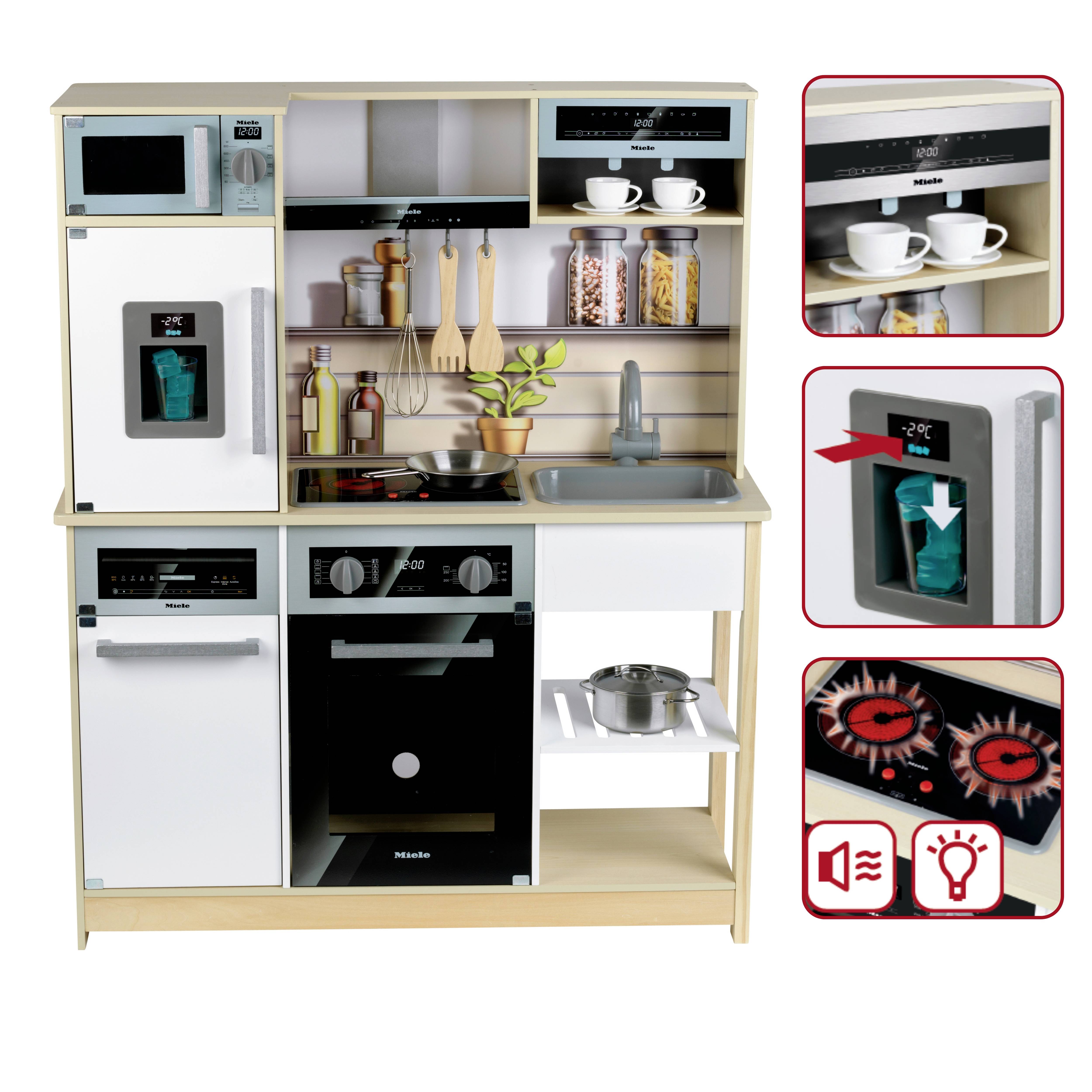 Detská hracia kuchynka so spotrebičmi vrátane rúry, mikrovlnky, chladničky a sporáka. Políčka slúžia na uloženie riadu a doplnkov.