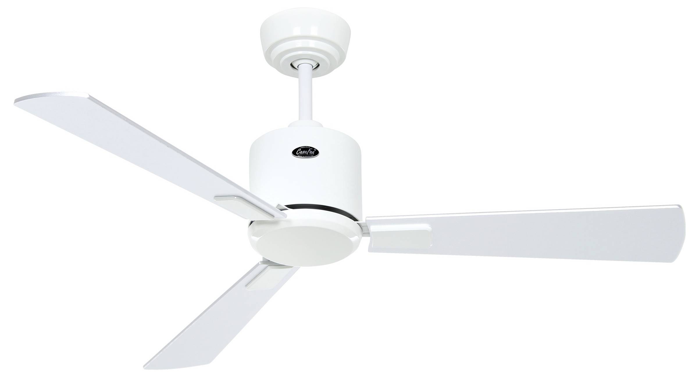 Biely stropný ventilátor s tromi lopatkami, namontovaný na bielom základe.