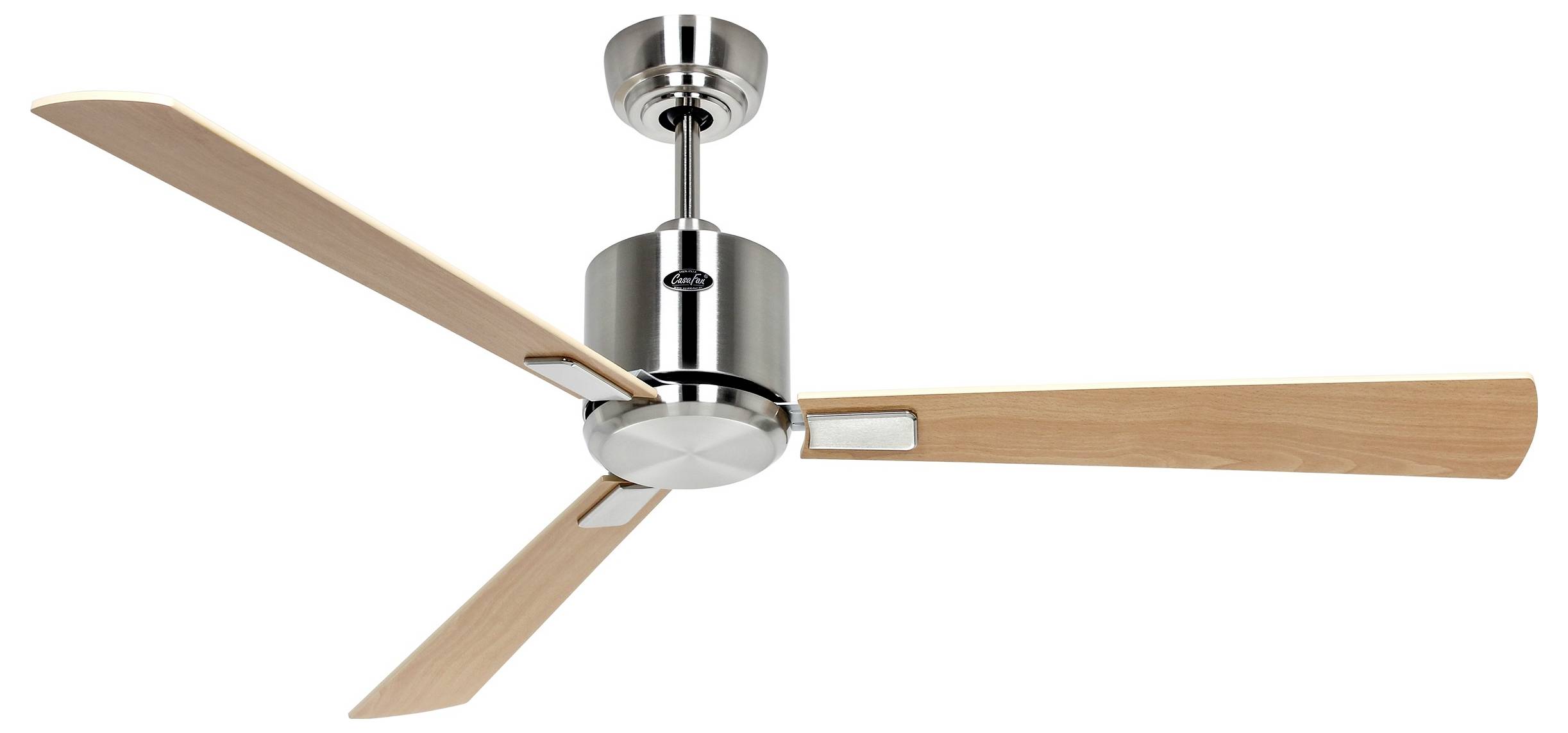 Moderný stropný ventilátor s elegantným kovovým telom a troma drevenými lopatkami.