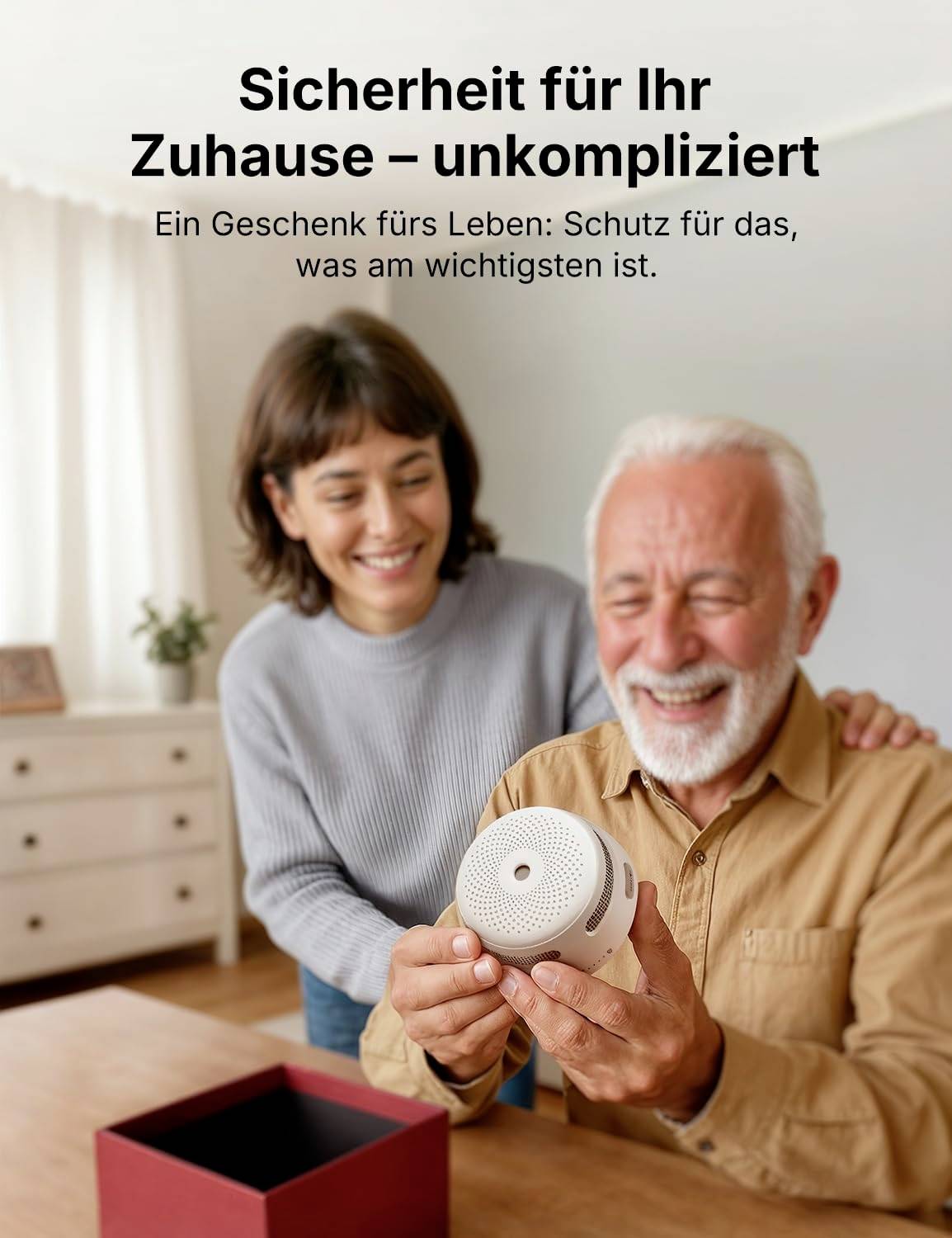 Starší muž a mladšia žena sa usmievajú, zatiaľ čo spoločne skúmajú technické zariadenie v obývacej izbe. Text nad nimi: 'Bezpečnosť pre váš domov – jednoducho. Dar pre život: ochrana toho, na čom najviac záleží.'