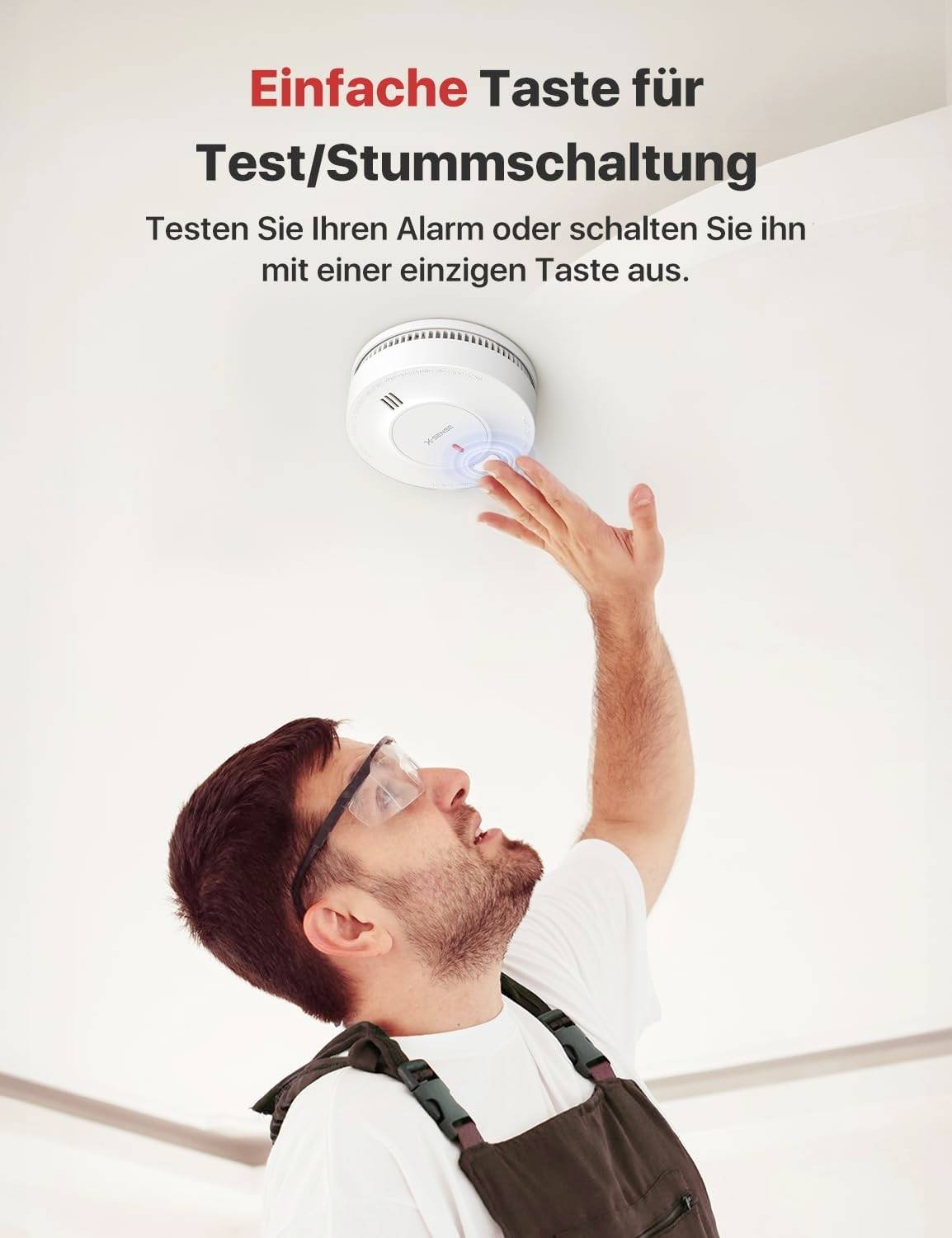 Muž stláča testovacie tlačidlo hlásiča dymu na strope. Text znie: "Jednoduché tlačidlo pre test/stlmenie alarmu".