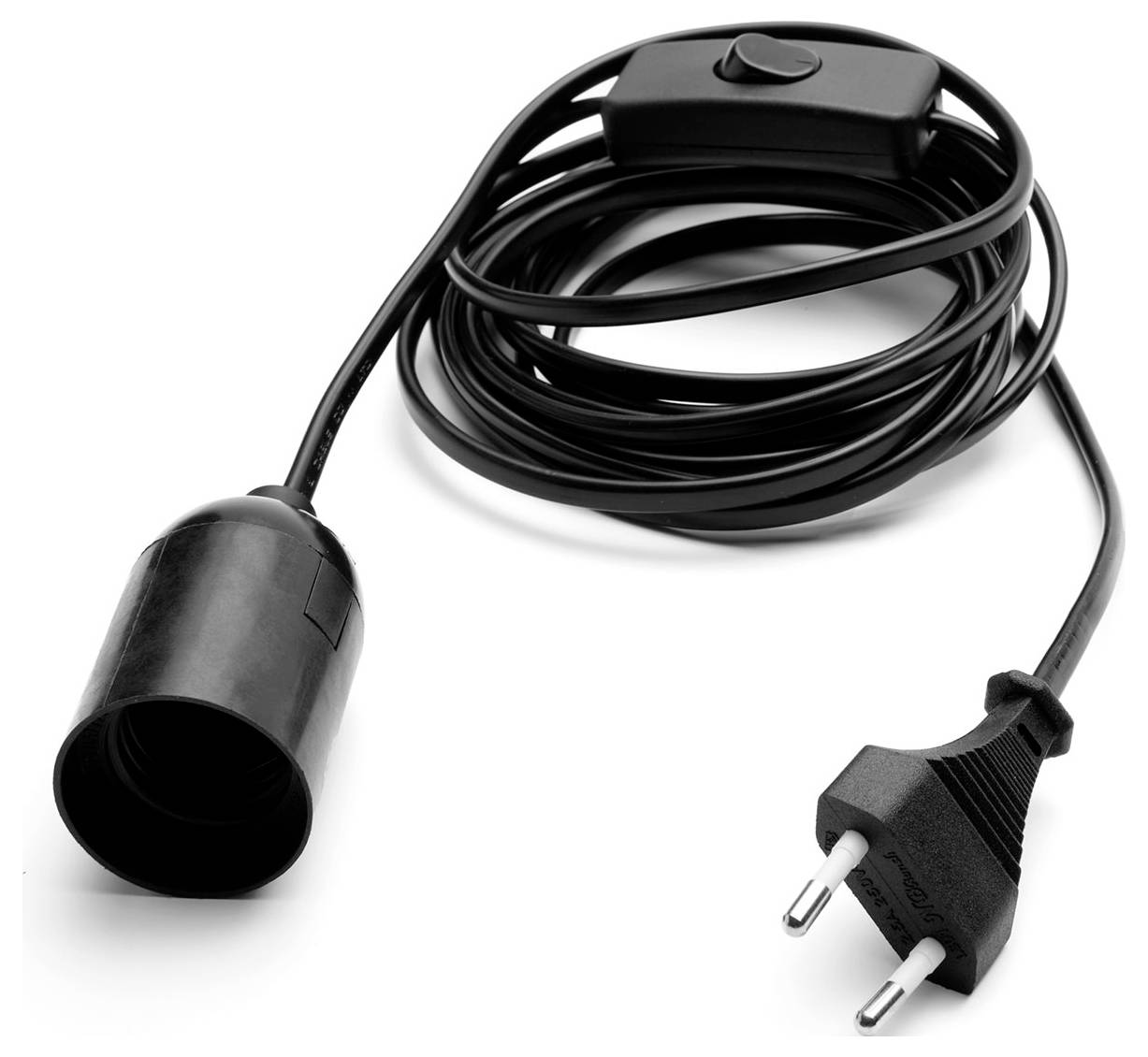 Čierny elektrický kábel s európskou zástrčkou a objímkou žiarovky, s integrovaným vypínačom, zvinutý do kruhu na bielom pozadí.
