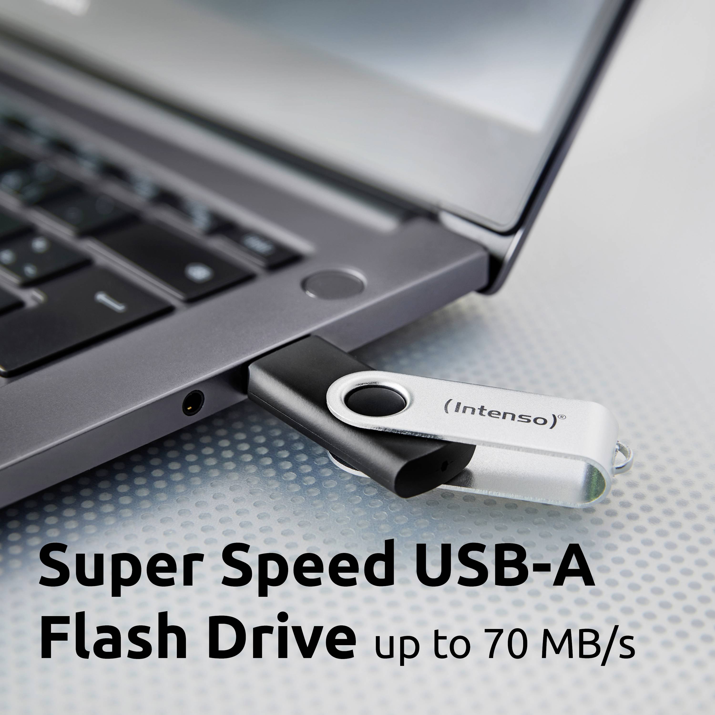 USB flash disk s názvom 'Intenso' zapojený do notebooku, propagujúci 'Super rýchly USB-A flash disk až do 70 MB/s'.