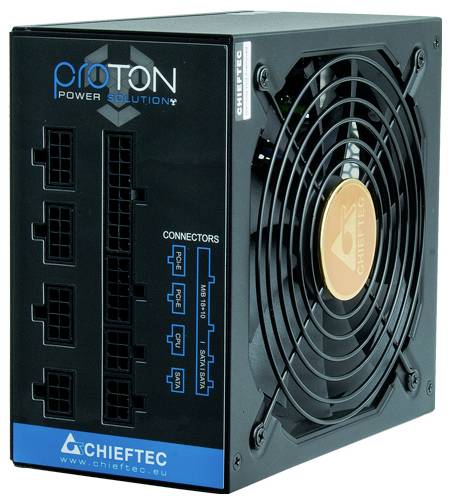 Jednotka napájania 'Chieftec Proton Power Solution' s rôznymi konektormi káblov označenými na boku a viditeľným chladiacim ventilátorom.