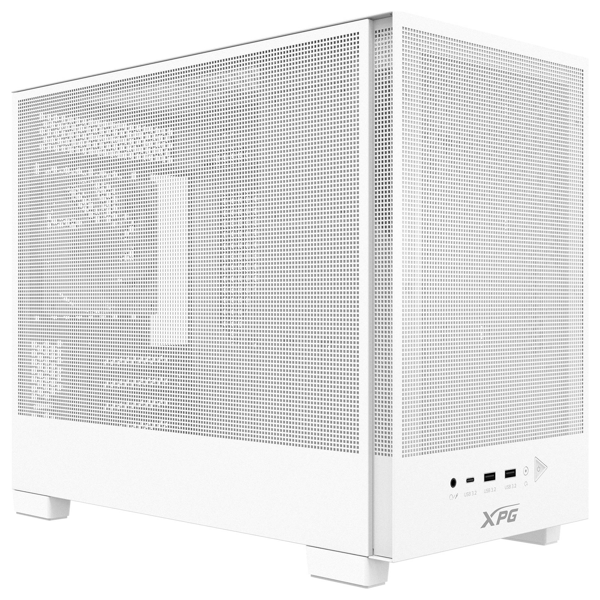 Biely počítačový case XPG s perforovanými mriežkovitými panelmi, ktorý disponuje tlačidlom napájania, USB portami a audio jackami na prednej strane.