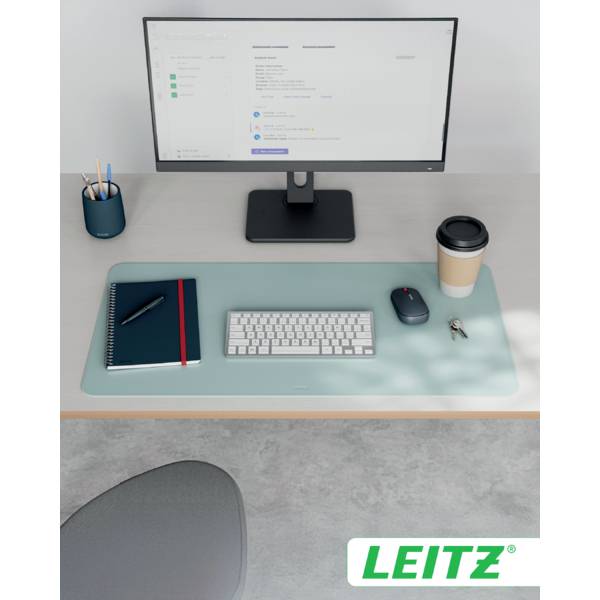 Upravené pracovisko so stolným monitorom zobrazujúcim webovú stránku, klávesnicou, myšou, poznámkovým blokom a šálkou kávy. Logo „LEITZ" je viditeľné.
