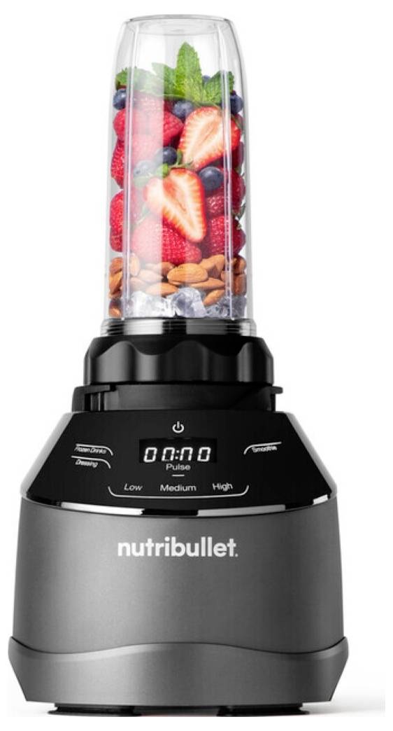 NutriBullet mixér naplnený jahodami, čučoriedkami, mandľami a mátovými listami, pripravený na mixovanie, s nastavenými hodnotami na základni.