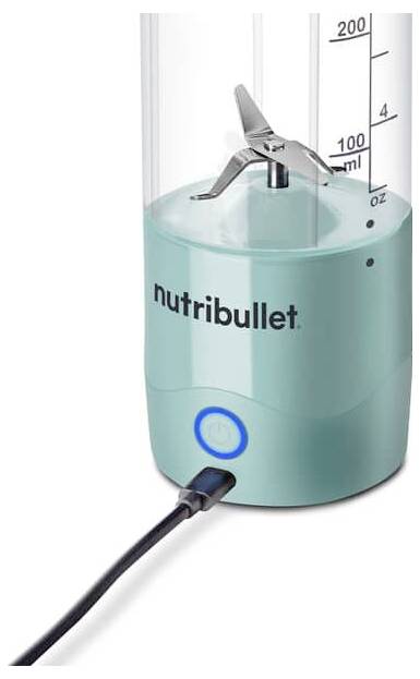 Tyrkysový mixér Nutribullet s odmerkou, viditeľným tlačidlom napájania a pripojovacím napájacím káblom.