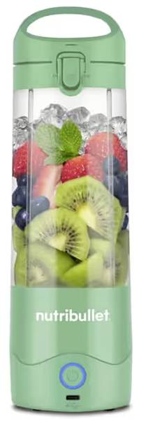 Zelený prenosný mixér Nutribullet naplnený čerstvými kúskami ovocia a ľadom, vrátane kiwi, jahôd, čučoriedok a mätového listu.