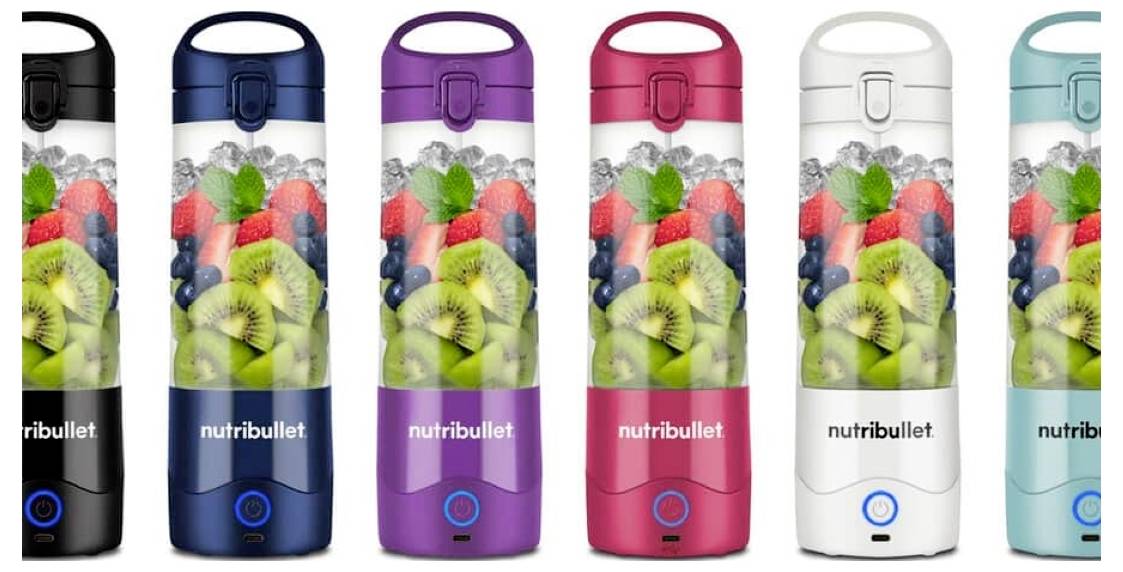 Farebné prenosné mixéry s rôznymi ovocnými druhmi vnútri. Každý mixér má vyznačenú značku 'Nutribullet'. Zobrazené sú rôzne farby.