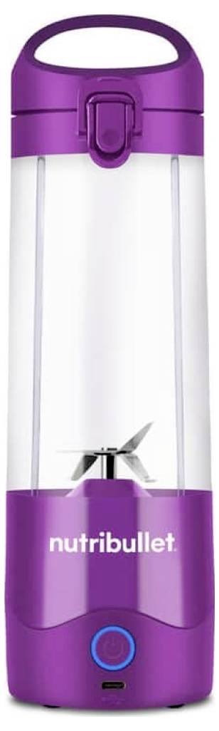 Fialový prenosný mixér NutriBullet s priehľadnou nádobou a kovovým nožom, vybavený rukoväťou na prenášanie a nabíjacím portom na spodnej časti.