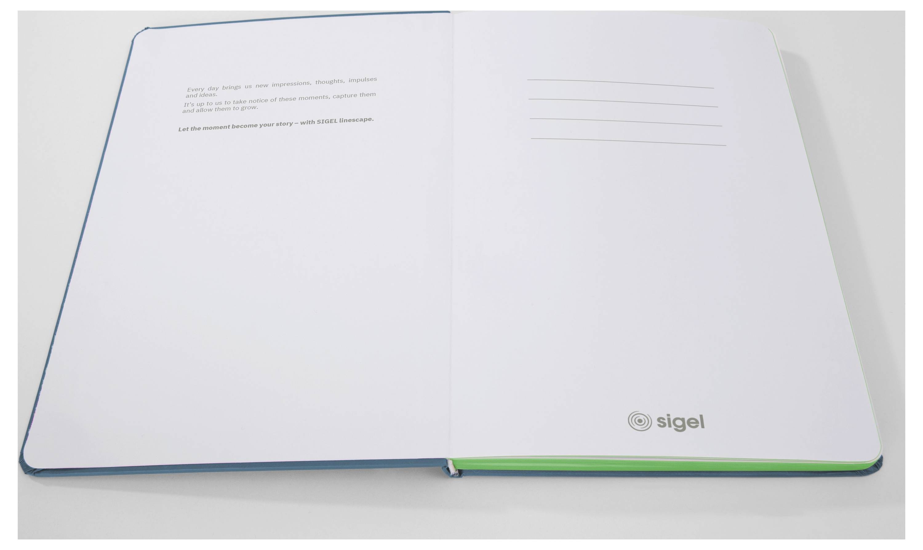 Otvorený notebook s prázdnymi linajovanými stránkami a logom "sigel" na dolnom pravom rohu obálky, zobrazený na bielom pozadí.