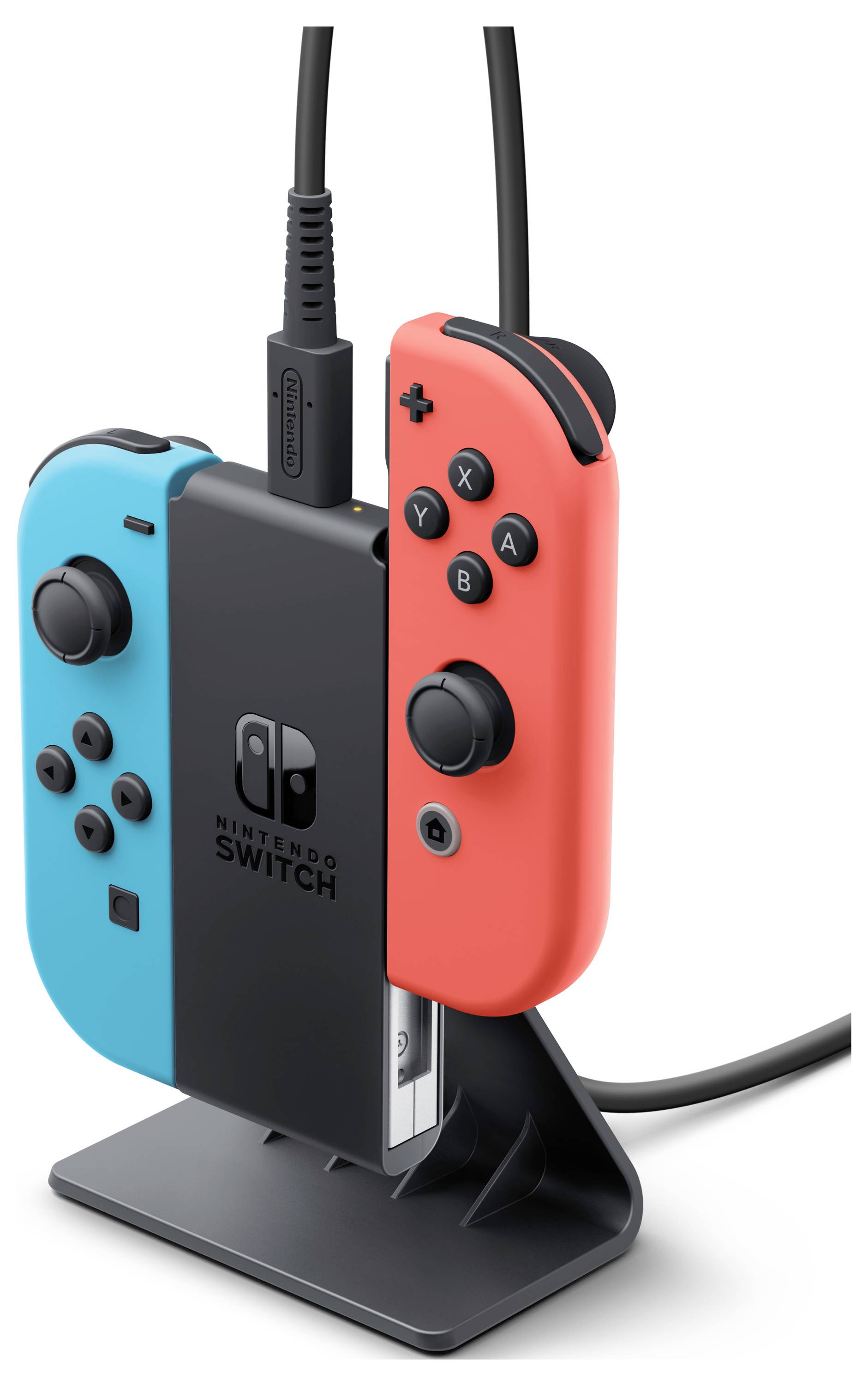 Dva Nintendo Switch Joy-Con ovládače, jeden modrý a jeden červený, sú pripojené k nabíjaciemu stojanu.