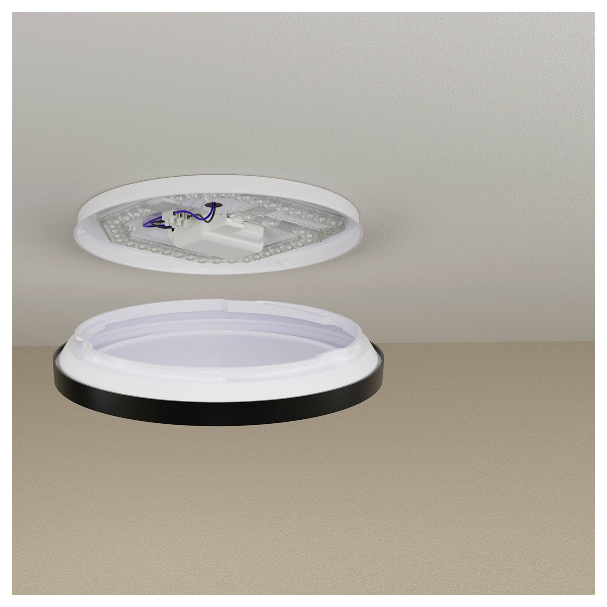 Na strope je čiastočne nainštalované okrúhle stropné LED svietidlo. Základňa je pripevnená ku stropu, sú viditeľné elektrické vodiče a oddelený kryt.