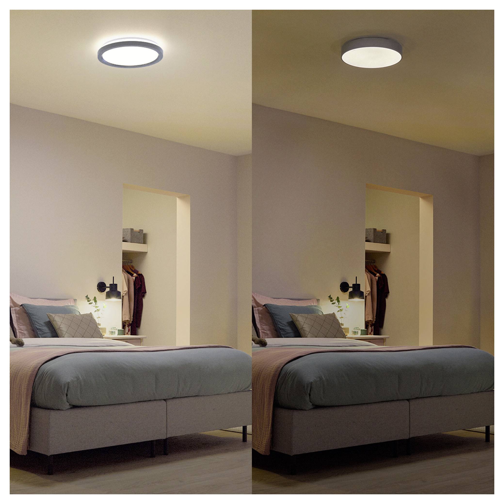 Spálňa so súčasným stropným svietidlom, znázorňujúca stavy 'svetlo vypnuté' a 'svetlo zapnuté', nad starostlivo upratanou posteľou a minimalistickou výzdobou.