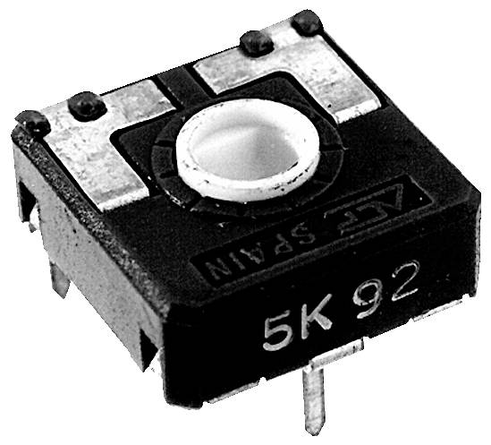 Na malom, čiernom elektronickom komponente so štiftami na pripojenie na dosku plošných spojov je vytlačené '5K 92'.