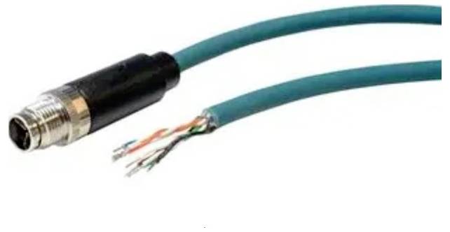 Detailný záber tmavozelenkastého ethernetového kábla s odkrytým koncom, na ktorom sú viditeľné viaceré farebné vodiče, zvýrazňujúci sieťové prepojenie kábla.
