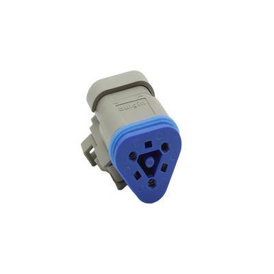 Modrý a sivý trojuholníkový elektrický konektor s viacerými otvormi pre kolíky a bočnou poistkou, používaný na prepojovanie v elektronických systémoch.