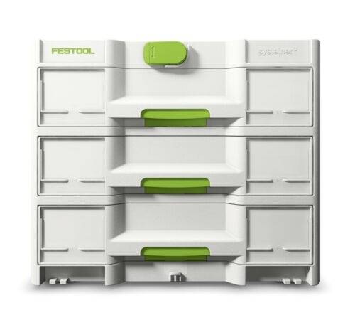 Úložný box na náradie s viacerými priehradkami a zelenými úchytkami, určený na organizovanie vybavenia a príslušenstva.