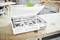 Otvorený biely úložný box na drevenej doske, v ktorom sú roztriedené rôzne drobné hardvérové komponenty v priehradkách. Ruka siaha dovnútra.