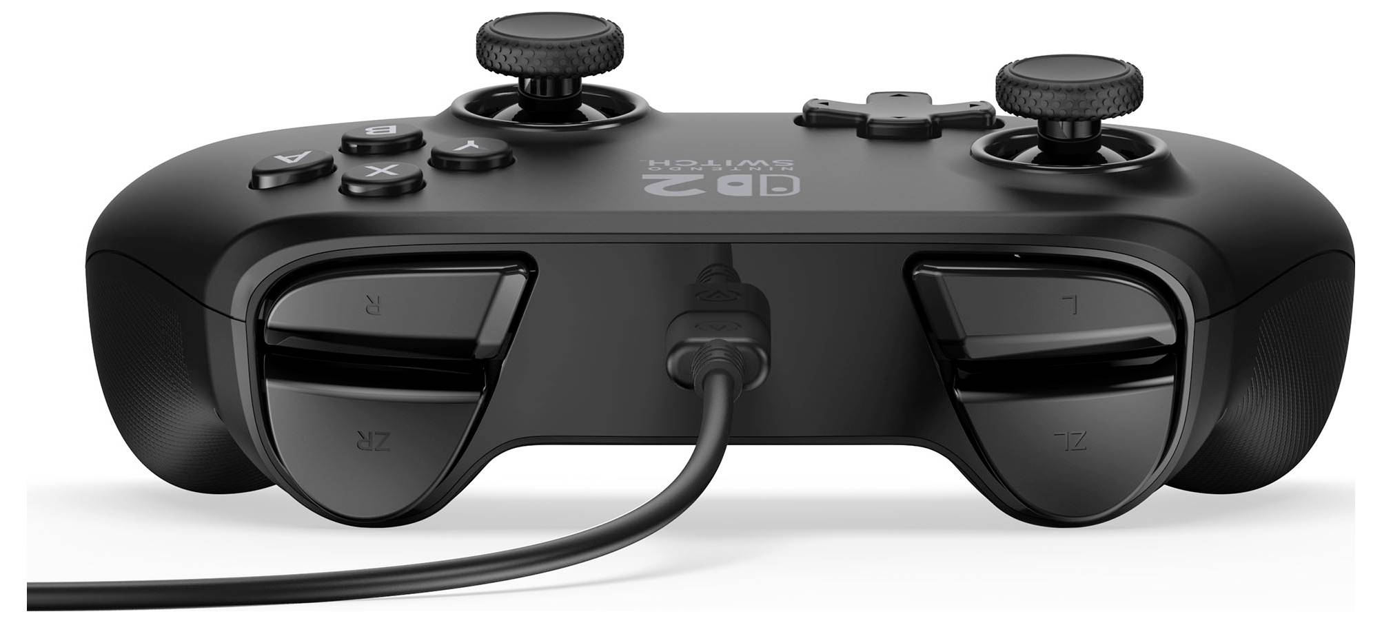 Čierny herný ovládač s dvoma joystickami, štyrmi akčnými tlačidlami a spúšťovými tlačidlami na zadnej strane. Je pripojený káblom.