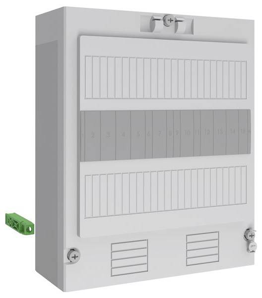 Elektrický rozvádzač s viacerými ističmi, zobrazený v zatvorenom stave. Malý zelený konektor je umiestnený na ľavej strane.