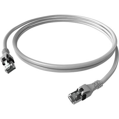 Sivý ethernetový kábel s RJ45 konektormi na oboch koncoch, stočený a ležiaci na bielom povrchu, používaný na sieťové pripojenia.