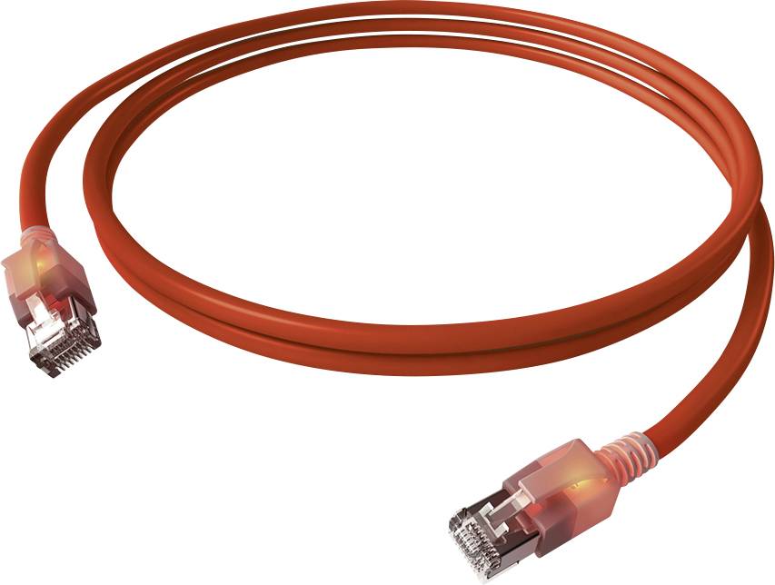 Stočený červený ethernetový kábel s konektormi RJ-45 na oboch koncoch, používaný na sieťové pripojenia.