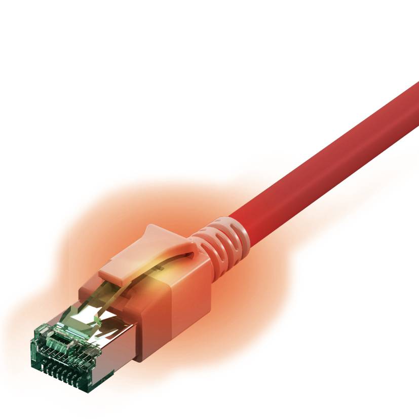 Červený ethernetový kábel zvýraznený žiariacim svetlom, ktorý signalizuje aktívny prenos dát, leží na jednofarebnom pozadí.